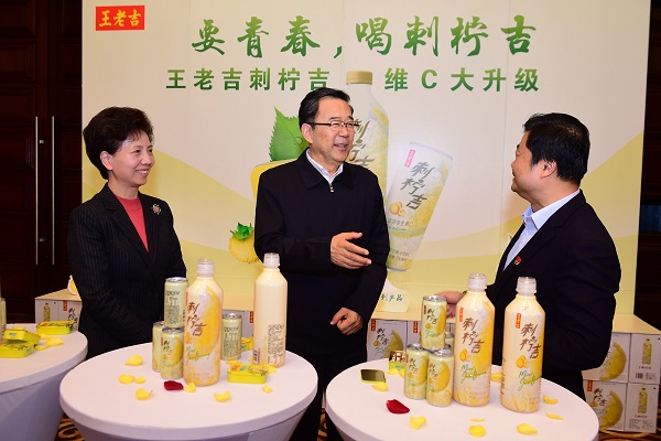 廣藥集團董事長李楚源（右一）向貴州省委、省政府領導介紹刺檸吉系列產品.jpg