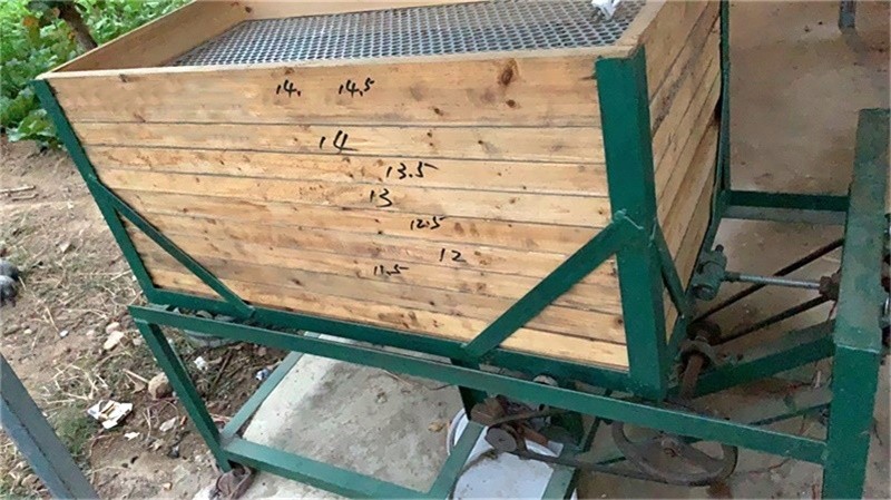 蓮子振動篩子 鐵紅磨白老蓮子震動篩選機 尚品蓮皇供應 16670790853