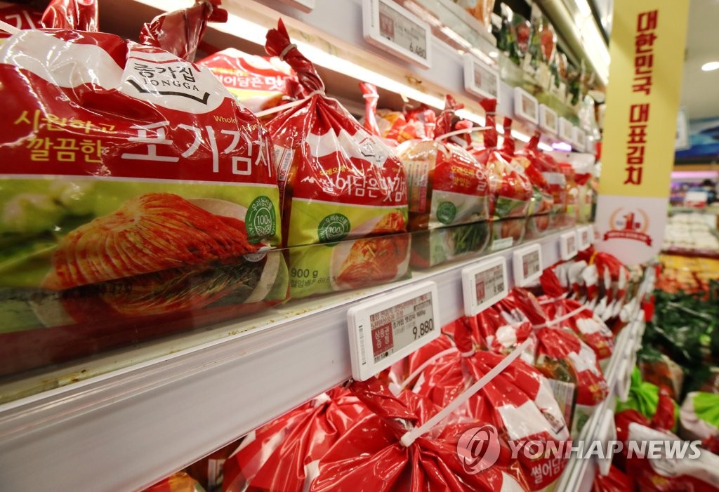 資料圖片：圖為首爾市一家大型超市的泡菜柜臺(tái)。 韓聯(lián)社