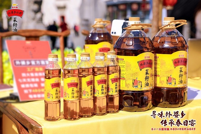潘志峰大師現(xiàn)場用外婆鄉(xiāng)小榨菜籽油烹飪經(jīng)典徽菜.jpg