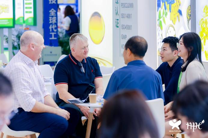 一群人正在聊天<i></i><i></i>
<i></i><i></i>
AI 生成的內(nèi)容可能不正確。