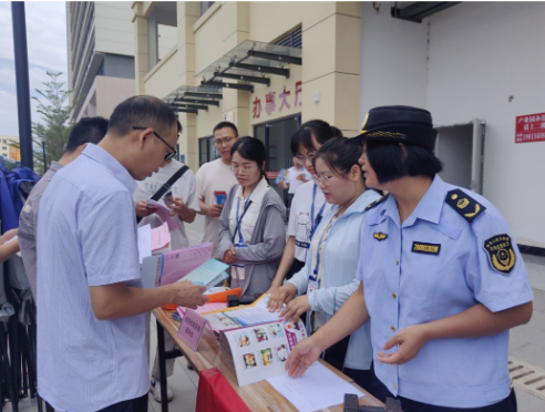 服務隊向企業(yè)宣講相關法規(guī)、政策，解疑答惑。