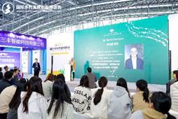 一群人在臺(tái)上演講<i></i><i></i>
<i></i><i></i>
AI 生成的內(nèi)容可能不正確。