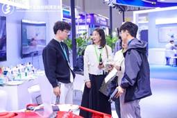 一群男人和女人站在桌子邊<i></i><i></i>
<i></i><i></i>
AI 生成的內(nèi)容可能不正確。